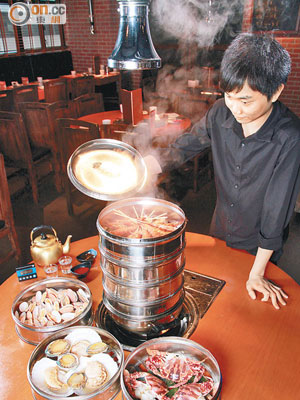 韓式五層海鮮塔 $788（需預訂）<br>底層是人參雞湯，再依次序由下至上放有約20隻花甲、3隻花蟹、鮑魚帶子各3隻以及約14隻海蝦，4盤海鮮蒸約15分鐘便成。