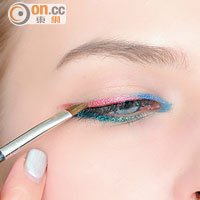 Steps：<BR>1.用藍、紫和粉紅三種顏色眼線筆或眼影，沿睫毛從眼頭畫至眼尾。