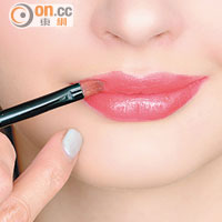 3.最後在雙唇掃上鮮橙紅色唇膏，並輕輕塗上透明唇彩或橙色唇彩，打造Juicy Lips。
