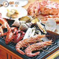 BBQ烤海鮮 <BR>以明火烤爐即時烤熟海鮮，燒至外層呈金黃色特別香口惹味，最適合用來燒製蟹腳和龍蝦。