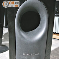音箱背部可見低音槽，有效調節內部音壓；還用上高階喇叭插口減低干擾。