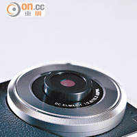 28mm f/2.8鏡頭取得Leica認證，拍攝時會微微凸起。