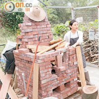 土丘正在搭建柴窰，完成後，參加者可以利用柴窰製作陶器。