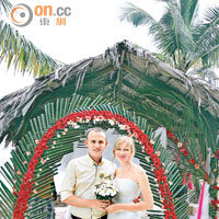 沙灘上設有由草織成的婚禮布置，讓婚禮融入小島氣息。