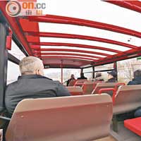 紅色雙層觀光巴士預載了10種語言的導賞系統，車內更有免費Wi-Fi提供。