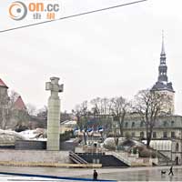 Freedom Square西面的Victory Column，紀念1918至1920年的愛沙尼亞獨立戰爭。