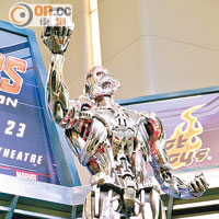 Ultron以8呎原大現身，銀色電鍍好有金屬Feel，絕對高人一等。