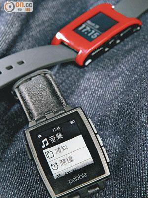 售價：$998（Pebble）、$1,998（Pebble Steel）<br>現時Pebble（上）及Pebble Steel（下）都可進行中文更新，Update《Pebble》手機App再揀中文介面即可。