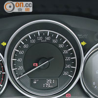 充滿運動細胞的錶板以三圓銀框點綴，右方更特設屏幕提供豐富的行車資訊。