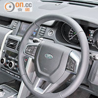 貫徹Land Rover硬朗形象的車廂鋪排，特別借助皮革修飾多添豪氣色彩。