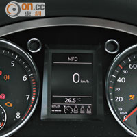 錶板中間為電子顯示屏，提供豐富的行車資訊。