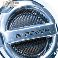充電口鐵蓋上有E-POWER字樣，減少加油員開錯蓋的機會。