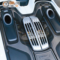 引擎置於座椅後方，讓918 Spyder有出色的車身前後比重。