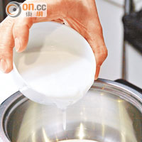 椰子燉蛋<br>把椰奶、牛奶、Splenda（代糖）放入小鍋中加熱，拌勻。 