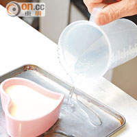 把混合液倒入陶瓷杯中，放在加入清水的焗盤上，再以攝氏120度焗30分鐘。