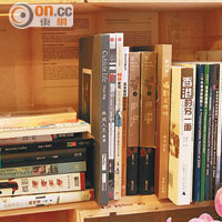 小店特別闢出一角擺放與攝影或文化有關的書籍供客人閱讀，進一步凸顯文字主題。