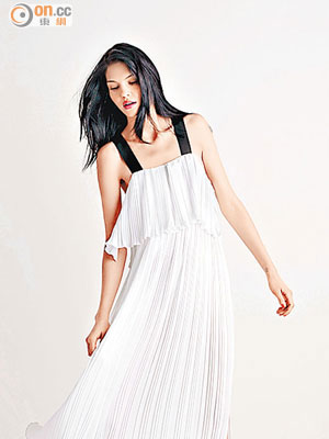 白色連身裙以透薄的物料營造出飄逸感。