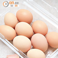香港農場初生雞蛋 $50/盒 母雞以天然飼料養殖，無激素且經漁護署監管，信心保證。由於外形大小不一，客人愛拿來製成溏心雞蛋。