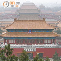 課程融會中西歷史，當中包括中國地理環境、北京紫禁城的陰陽五行風水等，並以此為教材，讓人從古代建築中了解辦公室布局。