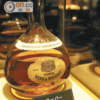 另一種余市出產的Blended Whisky，Super NIKKA Whisky，初時採用人手吹製的玻璃瓶，至今已成絕響。