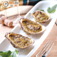 Classic Baked Oysters 'a la Rockefeller $280<br>師傅經過長時間研究的古老食譜，用了21種材料混合拌在蠔上再焗，令蠔肉加添香氣。