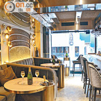 餐廳內的一桌一椅，都是特別設計，牆邊線條代表龍蝦尾，以切合餐廳主題。