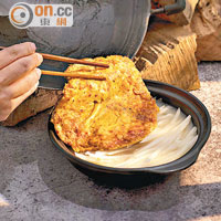 福圓、客家 $88/例<br>豬肉碎和紅糟拌勻做成煎蛋餅，再配加蘿蔔條和有酒糟的湯底，是客家人喜慶節日常吃的菜式之一。