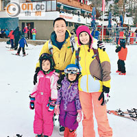 大女、二女均已上學，舉家外遊只能趁學校假期，圖為Nicola與女兒遠赴歐洲滑雪時拍下的全家幅。