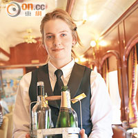 專業又常掛笑臉的侍酒員，為美酒火車之旅加了不少分。