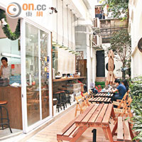 Café的室外空間雖然有限，但布置得舒適有氣氛。