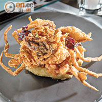 威尼斯軟殼蟹意大利飯 $138<br>脆卜卜的軟殼蟹鋪滿在煙煙韌韌的意大利飯粒上面，造型獨特又有心思。