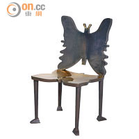 Papillon<br>蝶形椅子由青銅製成，設計師利用日式染銅技術，把椅側染成深色，營造立體感。$15,565