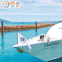 度假村有專屬豪華遊艇，接送住客往來機場與海曼島。