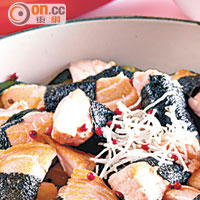 煎三文魚 <br>煎香了的三文魚配以紫菜及日本芥辣汁，味道豐富。