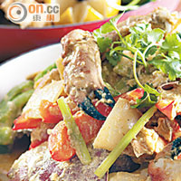 泰式咖喱炒蟹 <br>大廚精挑最肥美的肉蟹，以傳統泰式咖喱炒至入味，啖啖肉又惹味。
