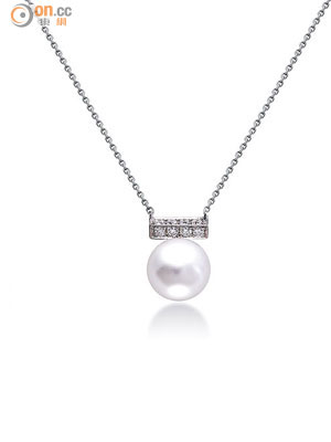 以圓潤亮澤的白珍珠為主角，綴以閃耀的鑽石，展現女性的溫柔特質。