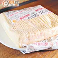 Taleggio Cheese<br>產於Lombardy，屬歷史悠久的軟芝士，表皮硬身，宜去皮食用，聞起來帶點霉味，入口卻芳香、濃郁而軟滑。