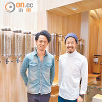 如模特兒一樣有型的咖啡師，左邊是日本區拉花冠軍山口淳一。