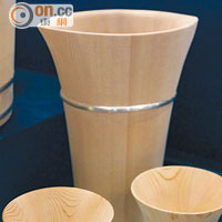 椹木（即柏木）造的酒樽，￥30,000（約HK$1,920），酒杯￥15,000（約HK$960）