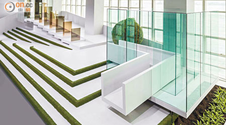 COS與香港知名建築師Andre Fu合力，以大自然、簡約圖案材質及多重玻璃，創造一個簡約優雅舞台。