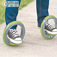 The Sidewinding Circular Skates<br>Hammacher Schlemmer有售的圓形膠輪，被網友稱為「風火輪」，將腳掌穿進圓圈內再扭動雙腳即可滑行，還可作出旋轉花式動作。