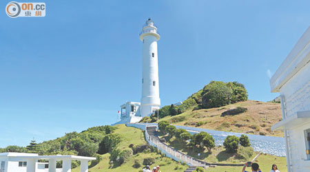 綠島燈塔是美國為報綠島居民義救之恩而建，有33.3米高。