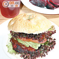 Homemade Beetroot Hamburger $58（d）<br>大廚利用紅菜頭混合番薯製成漢堡扒，輕輕煎香表面，再加上牛油果製成漢堡包，味道簡單卻清新好吃。