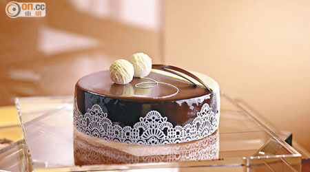 Amedei 9號朱古力慕絲蛋糕<br>蛋糕選用意大利Amedei 9號黑朱古力，這款朱古力含有來自9個國家的可可豆，採用9種不同焙燒方法製成，因此味道特別濃厚。
