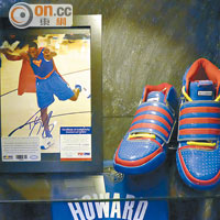 NBA球星侯活穿超人裝的簽名照、球衣及球鞋，成為店內展品。