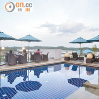 酒店泳池設於天台，景觀開揚，周邊空氣也很好，還可遠眺新加坡景。