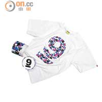 （正面）<br>限定迷彩「9」字白色男裝Tee，前後均印上品牌簽名式圖案，並附送一個限定迷彩收藏盒。 $759