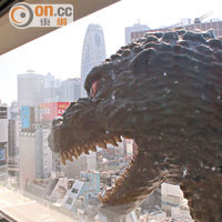 酒店設有6間Godzilla View Room，與哥斯拉互相對望，都咪話唔驚！