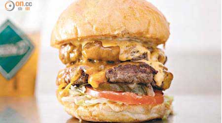 Double D Burger $120<br>漢堡扒以全天然草飼澳洲牛5個部位免治手搓而成，牛味更富層次，加上雙倍分量芝士和配菜，牛魔王必愛。