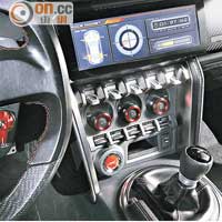 中控台加配如渦輪增壓錶及輪胎動力分布等儀錶，全面監察行車狀況。